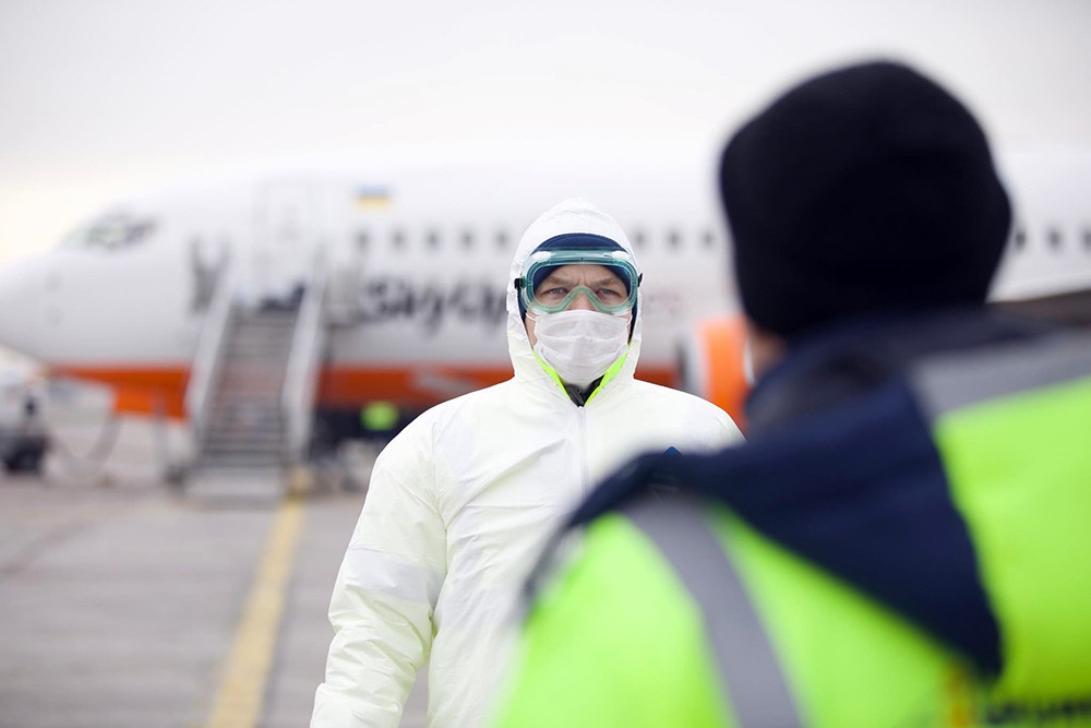 Украинские медики встречают самолет из Уханя