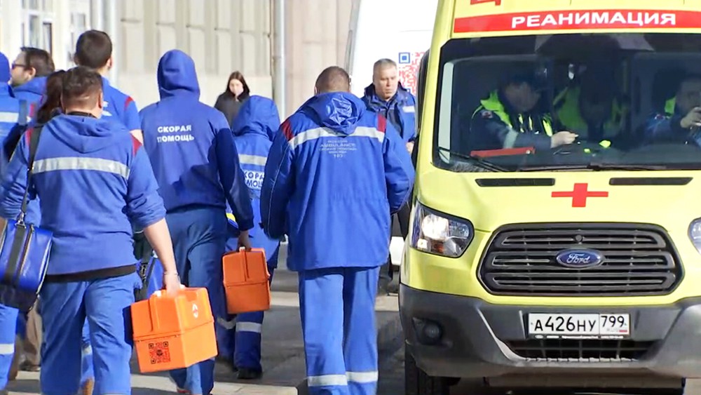 Врачи скорой помощи на вокзале в Москве