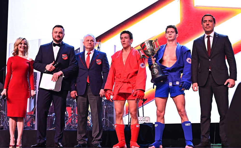 Церемония награждения победителей на первом чемпионате Лиги боевого самбо