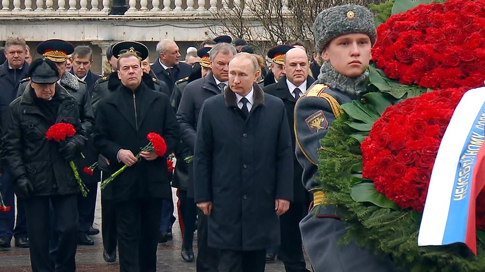 Возложения венков к Могиле Неизвестного Солдата у стен Кремля