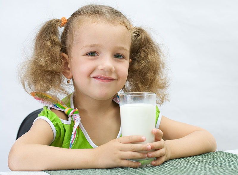 Девочка пьет молоко 