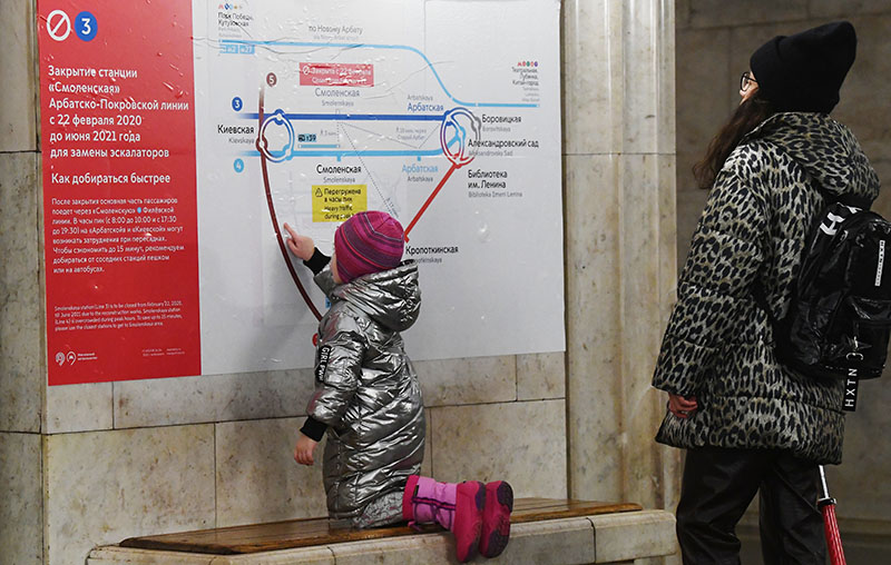Женщина с ребенком на станции метро "Смоленская" Арбатско-Покровской линии