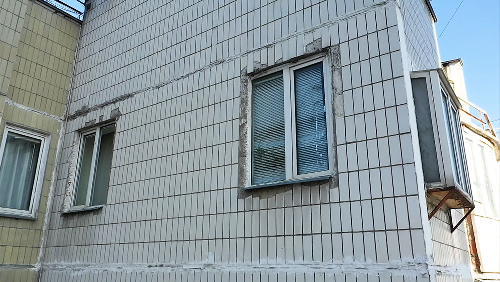 Москвич прорубил себе два окна в несущей стене многоэтажки