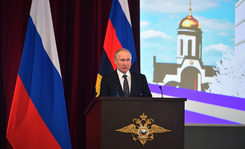 Владимир Путин выступает на расширенном заседании коллегии МВД России 