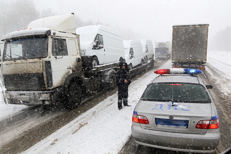В России из-за непогоды закрывают трассы