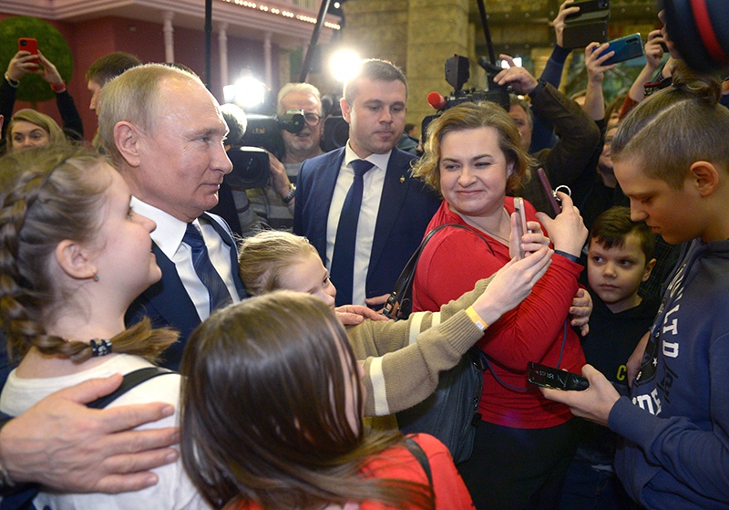 Владимир Путин общается с посетителями нового детском парка развлечений "Остров мечты"