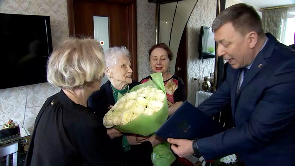 Андрей Метельский поздравляет ветерана войны Зою Бессонову со 100-летним юбилеем