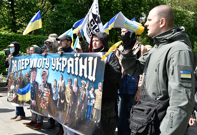 Акция протеста украинских радикалов против празднования Дня Победы