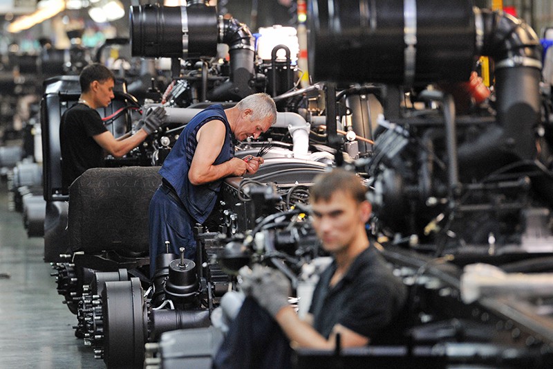 Рабочие в цехе сборки на автомобильном заводе "КАМАЗ"