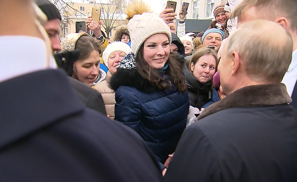 Владимир Путин общается с жителями Иванова