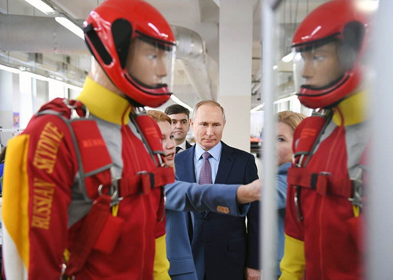 Владимир Путин во время посещения Ивановского парашютного завода "Полёт"