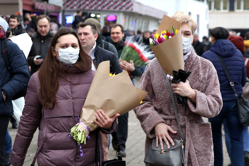 Женщины в медицинских масках