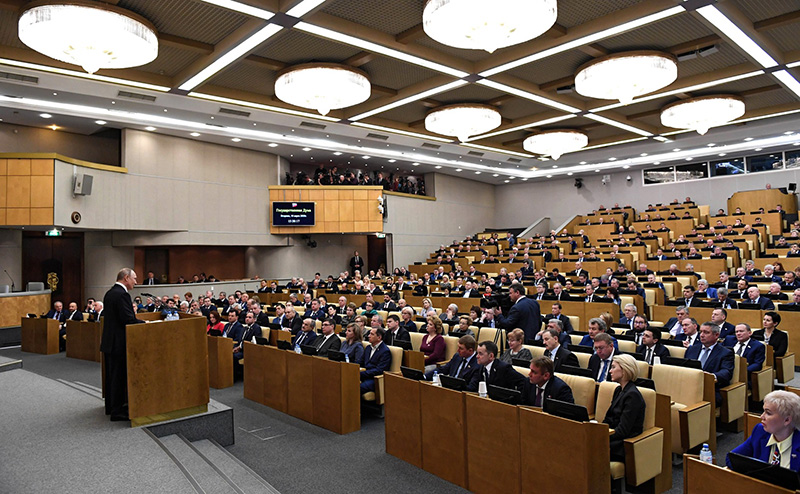 Владимир Путин выступает на пленарном заседании Государственной Думы