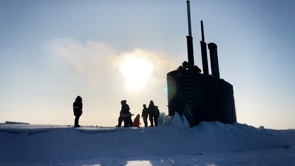 Всплытие подводной лодки в арктических льдах