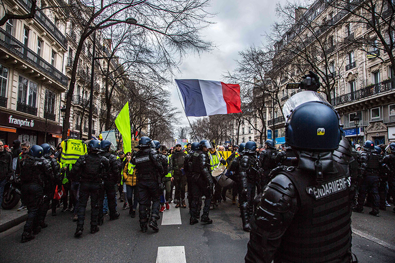 Протесты "желтых жилетов" в Париже 