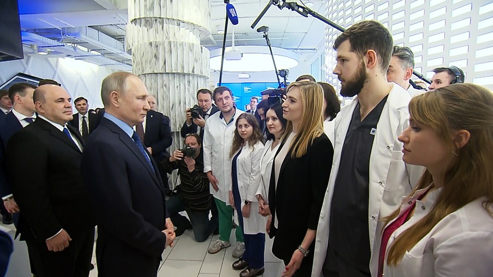 Владимир Путин общается с волонтерами