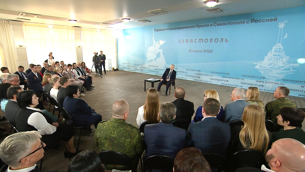 Владимир Путин на встрече с представителями общественности Крыма и Севастополя