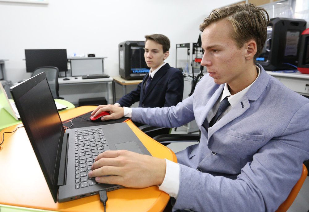 Школьники за компьютерами