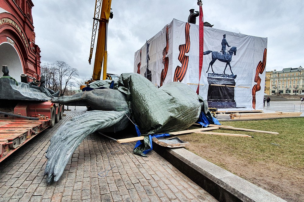 Установка нового памятника маршалу Георгию Жукову на Манежной площади