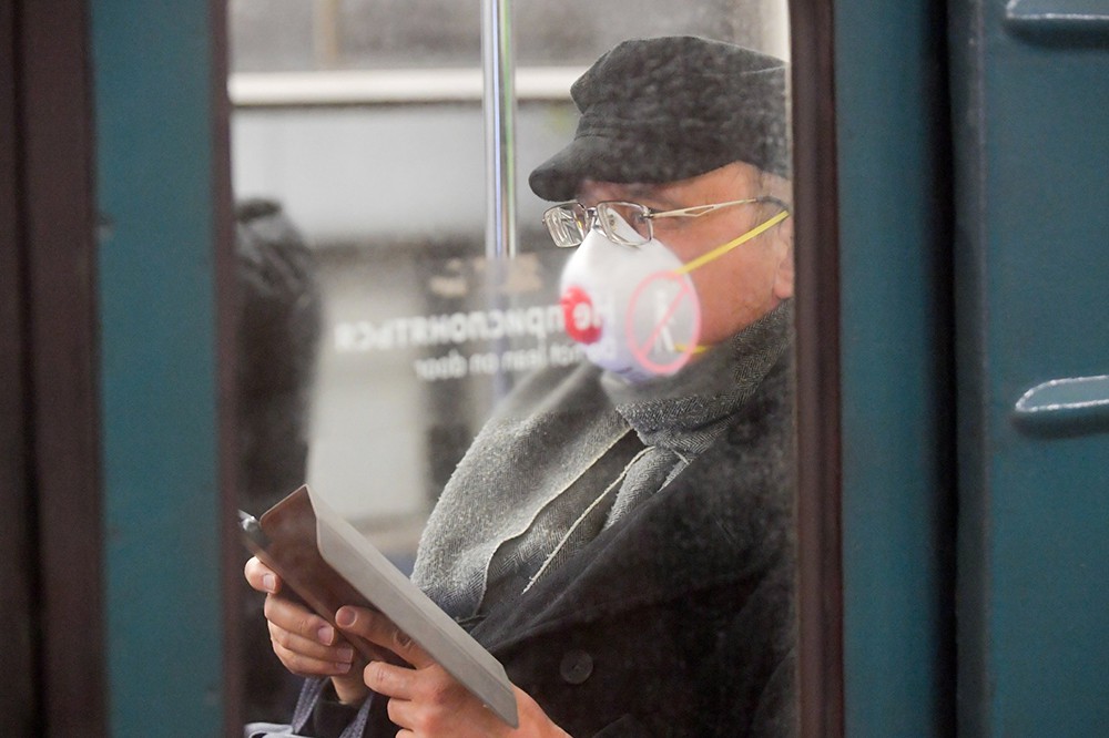 Мужчина в медицинской маске в метро