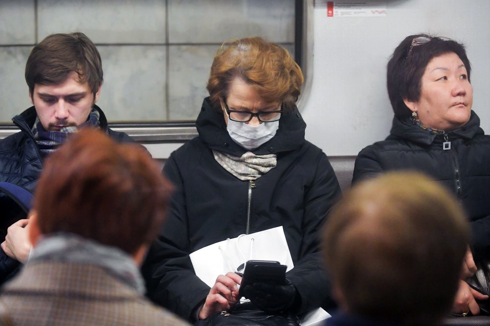 Пассажиры в медицинских масках в метро