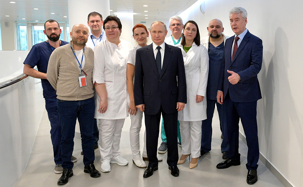 Владимир Путин во время посещения больницы, предназначенной для пациентов с подозрением на коронавирус
