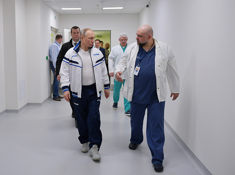Владимир Путин во время посещения больницы, предназначенной для пациентов с подозрением на коронавирус