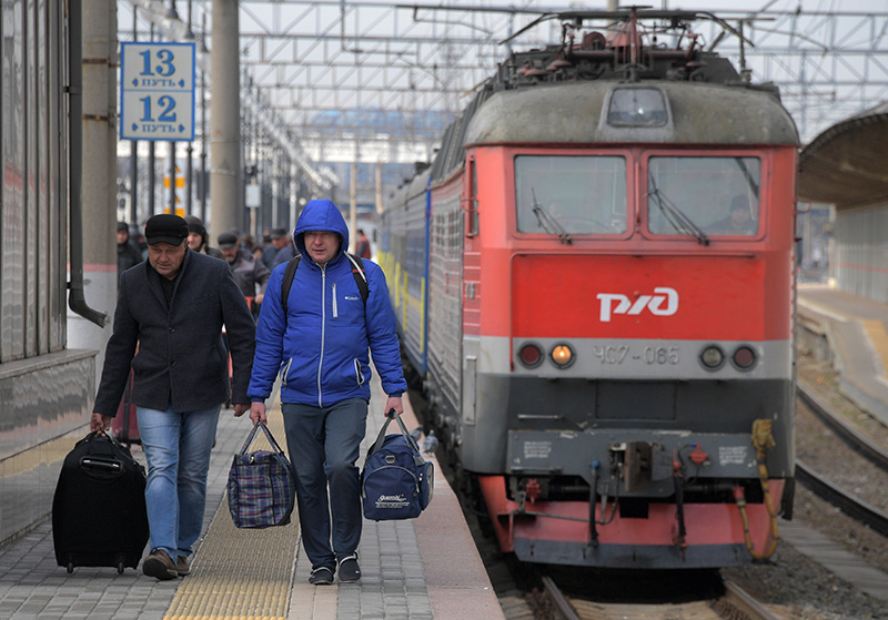 Пассажиры поезда "Киев-Москва" на Киевском вокзале