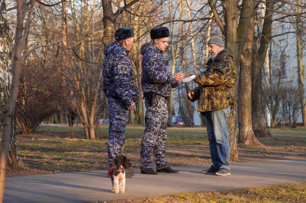 Профилактический рейд сотрудников Росгвардии для москвичей старшего поколения "Оставайтесь дома"