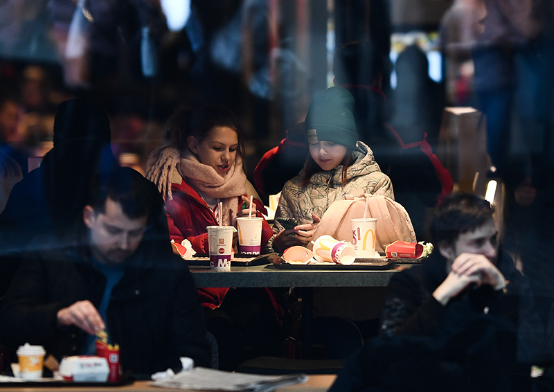 Посетители ресторана McDonalds