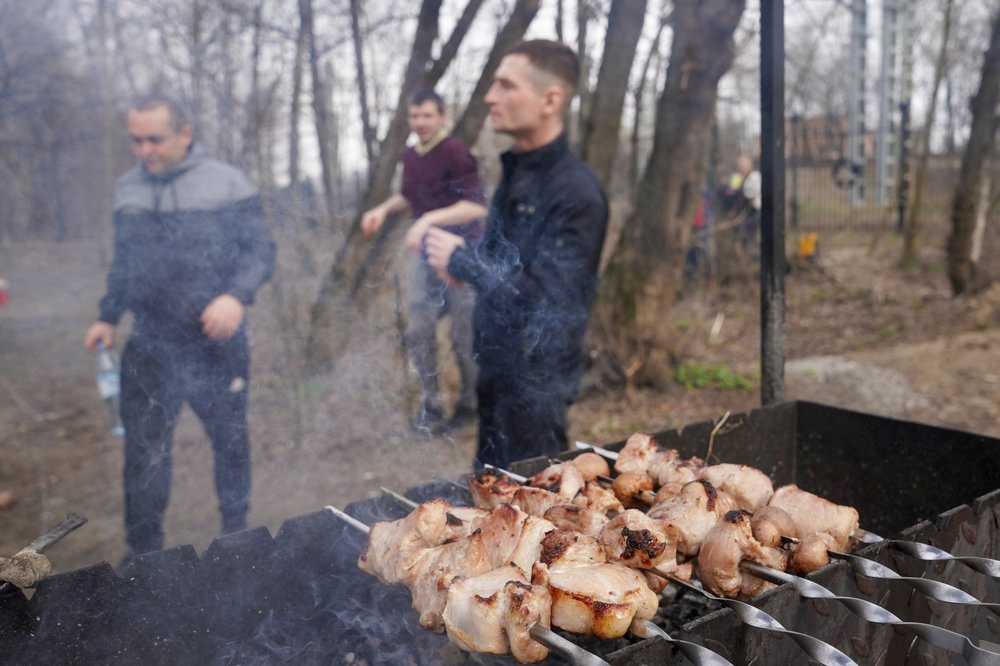 Горожане жарят шашлыки в парке