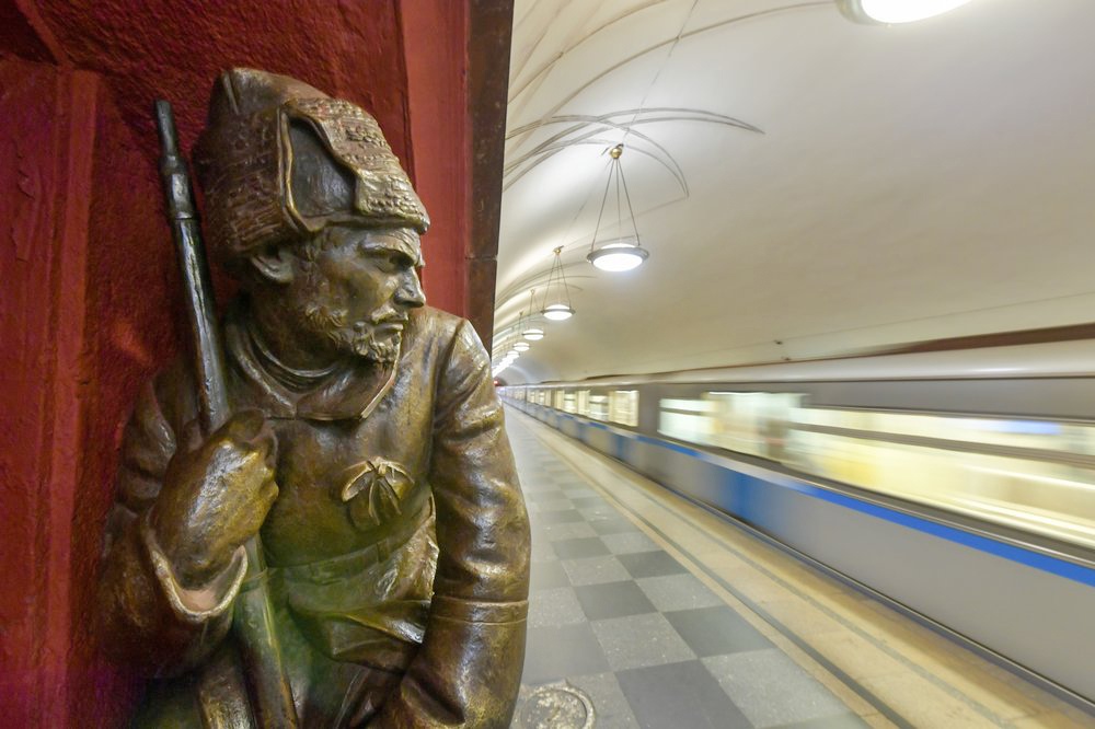 Станция метро "Площадь революции"