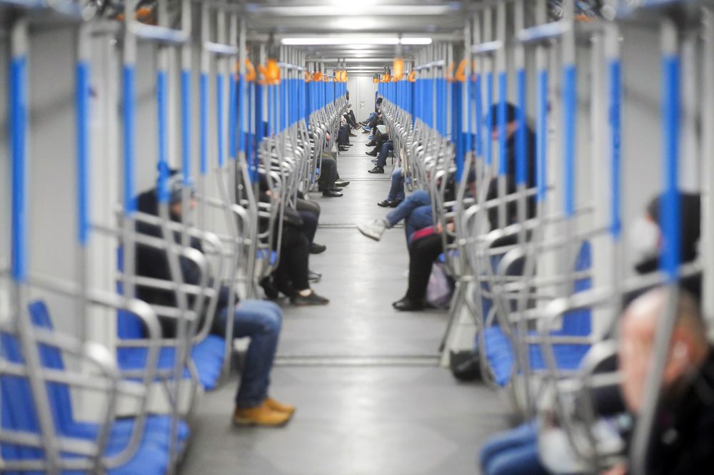 Пассажиры в метро
