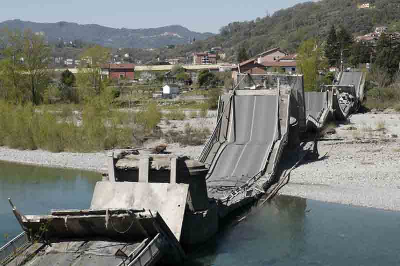Обрушение моста в Италии 