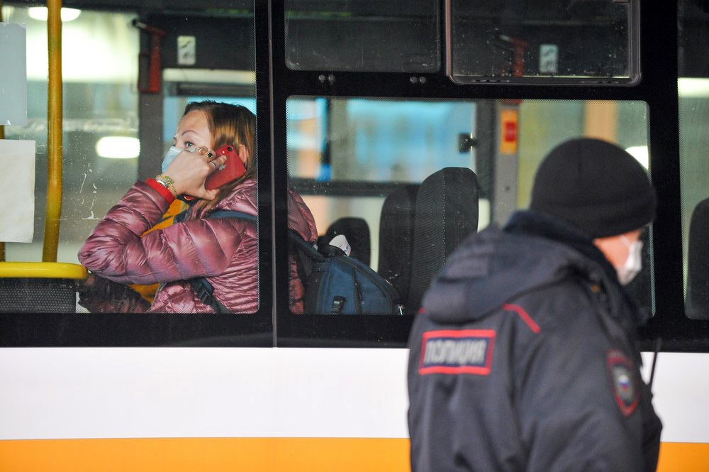 Пассажиры автобуса в медицинских масках