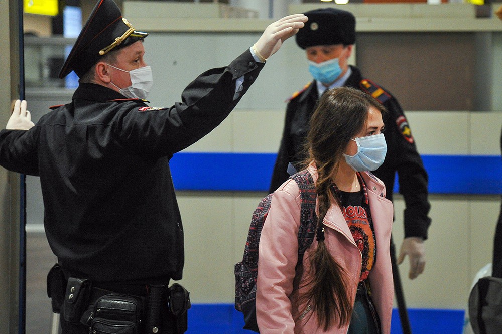 Пассажиры в медицинских масках в аэропорту