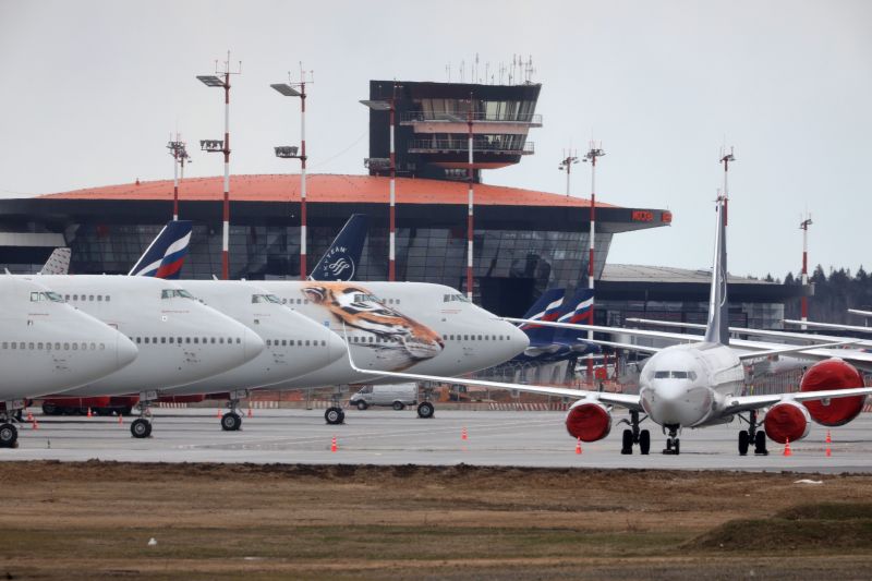 Самолеты на стоянке в аэропорту