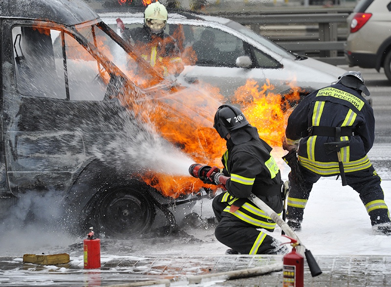 Пожарные тушат горящий автомобиль