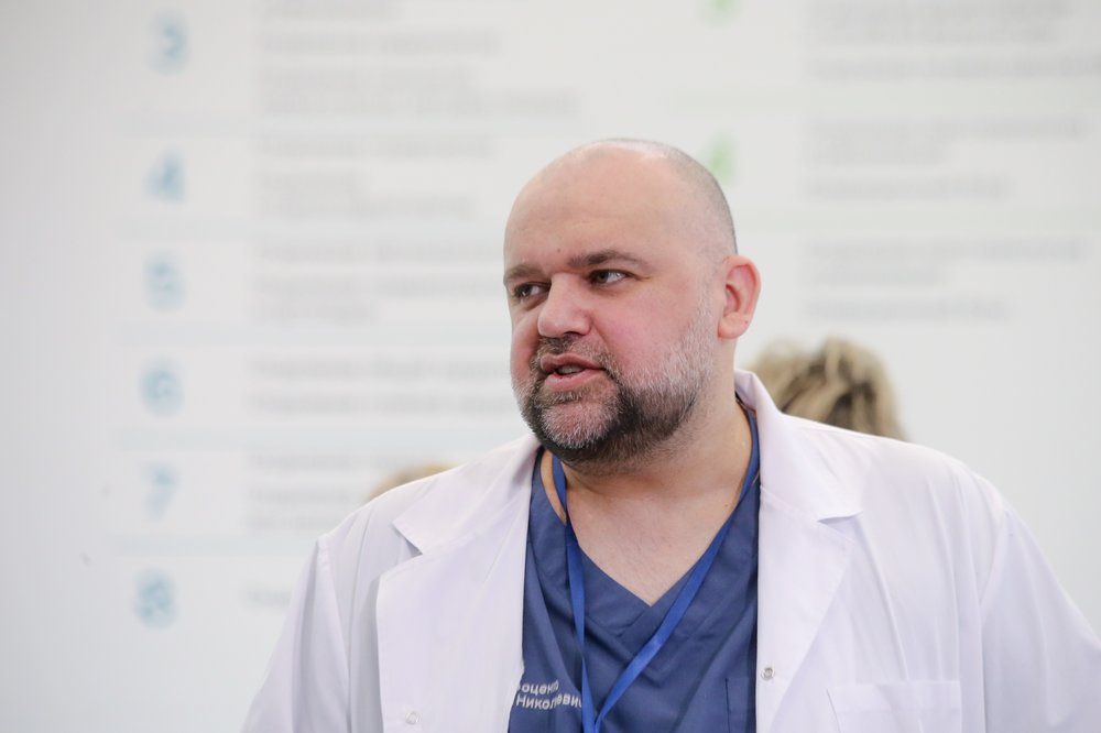 Главный врач московской больницы №40 в Коммунарке Денис Проценко