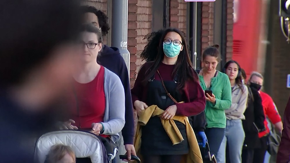 Люди в медицинских масках в Европе