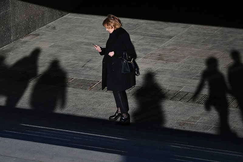Женщина со смартфоном