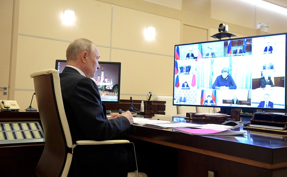 Владимир Путин проводит онлайн совещание
