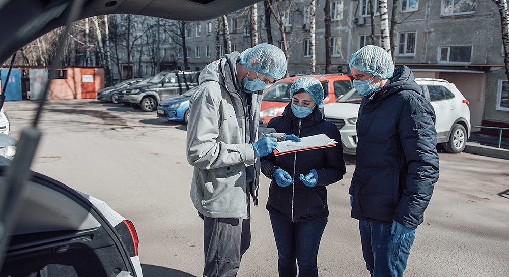 Волонтеры в защитных масках