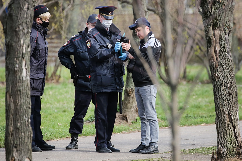 Сотрудники полиции во время проверки режима самоизоляции