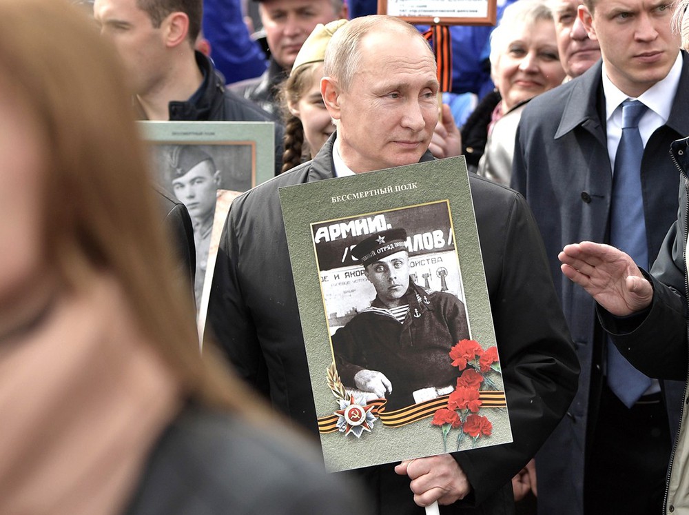 Владимир Путин принял участие в акции "Бессмертный полк"