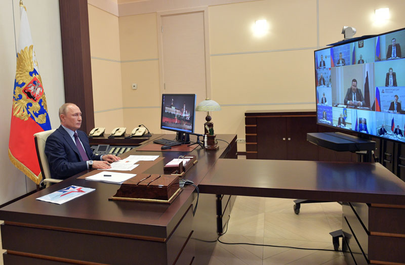 Владимир Путин проводит в режиме видеоконференции совещание