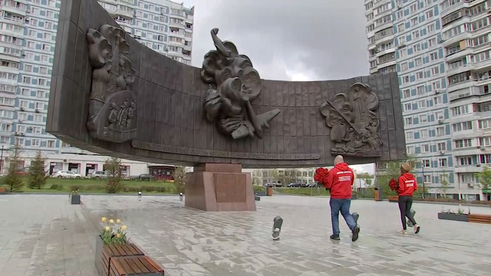 Возложение цветов к памятникам воинам Великой Отечественной