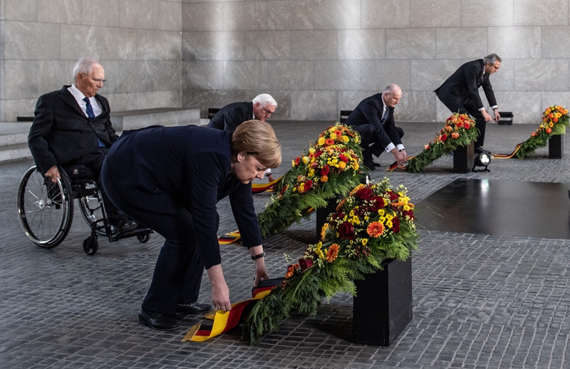 Канцлер Ангела Меркель возложила цветы к мемориалу памяти жертв насилия в центре Берлина