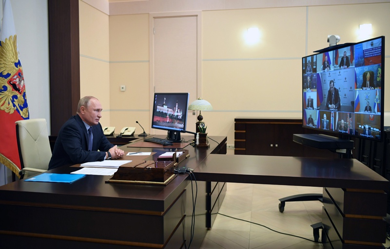 Владимир Путин проводит оперативное совещание с постоянными членами Совета безопасности