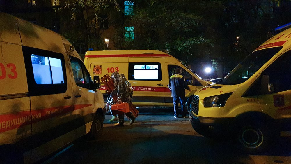 Пожарные и скорая помощь на месте возгорания в больнице на севере Москвы